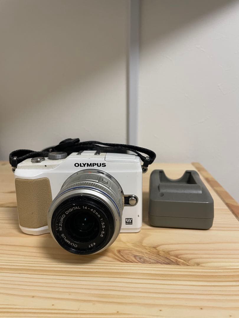 OLYMPUS E-PL2 ホワイト 本体と充電器 Amazon | OLYMPUS ミラーレス一眼 E-PL2 ダブルズームキット ホワイト